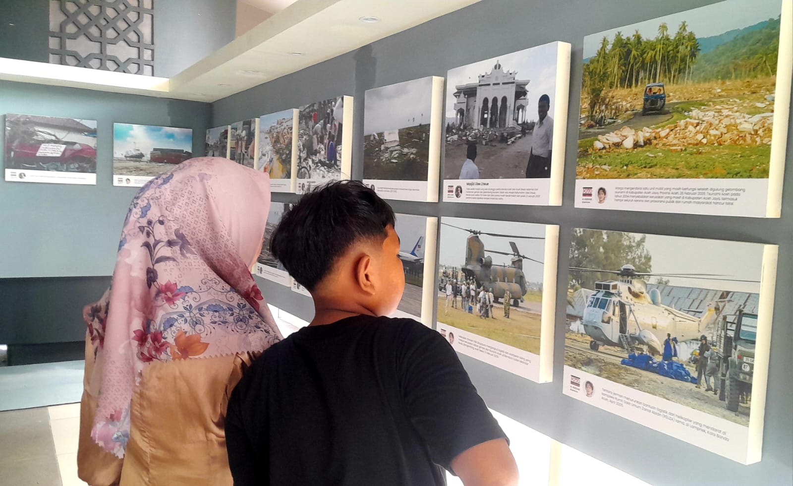 Pengunjung sedang melihat-lihat pameran foto 20 tahun Tsunami Aceh (Foto: Nukilan)