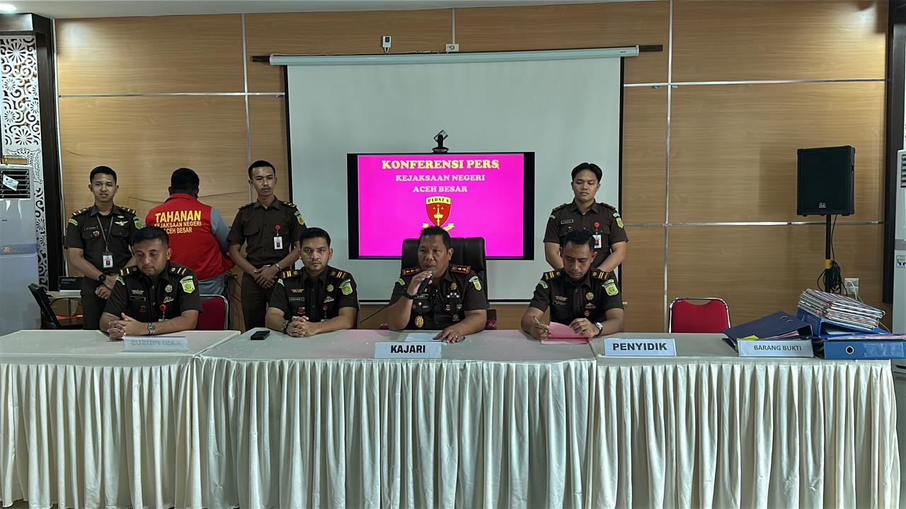 Konferensi pers penetapan tersangka Korupsi Dana SPP PNPM Aceh Besar di Aula Kejari setempat pada Selasa 24 Desember 2024.  (Foto: Dok Kejari Aceh Besar)