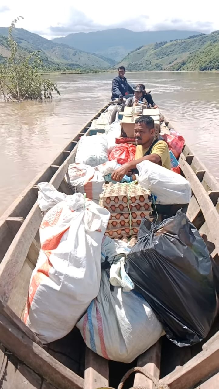 Ilustrasi perahu bermesin (robin) mengangkut logistik. (Foto: Kiriman untuk Nukilan)