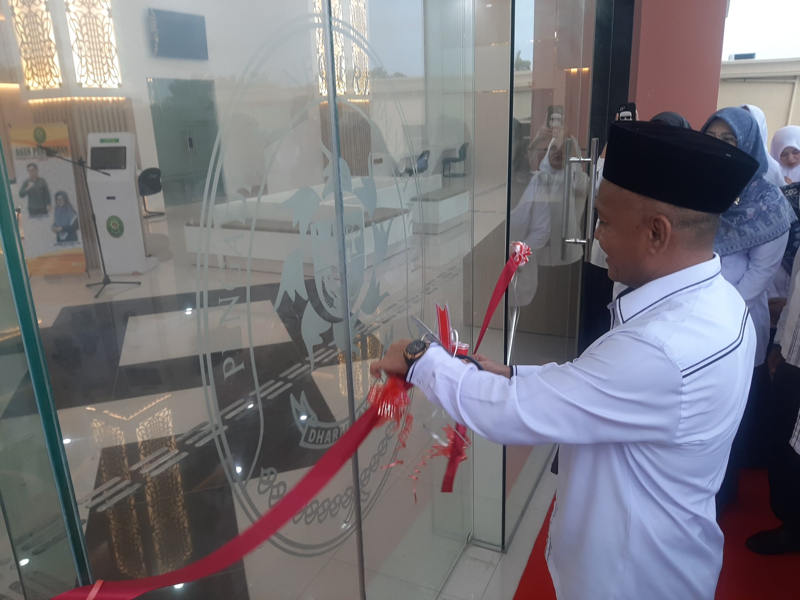 Ketua Pengadilan Negeri Banda Aceh, Dr. T. Syarafi saat memotong pita tanda peresmian gedung baru. (Foto: Kiriman untuk Nukilan)