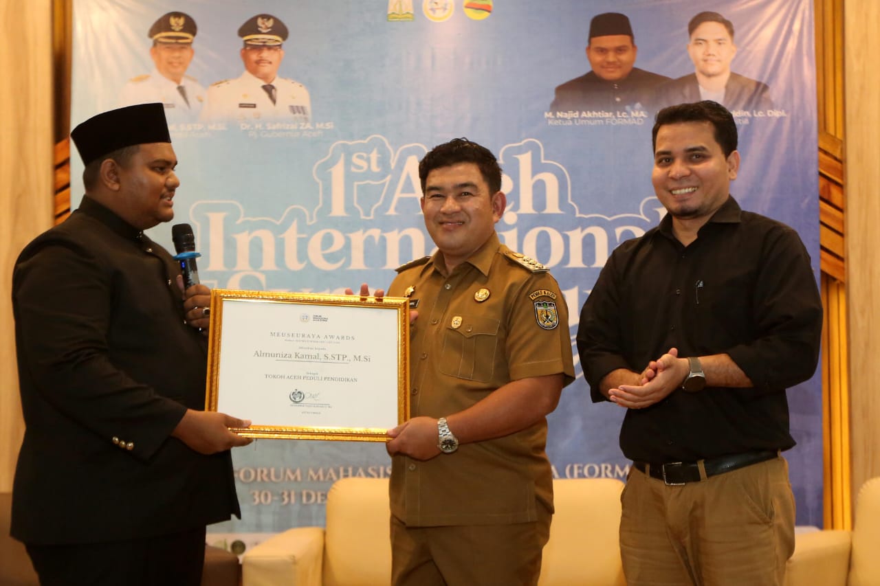 Almuniza Kamal Terima Penghargaan Tokoh Pendidikan dari FORMAD. (Foto: For Nukilan)