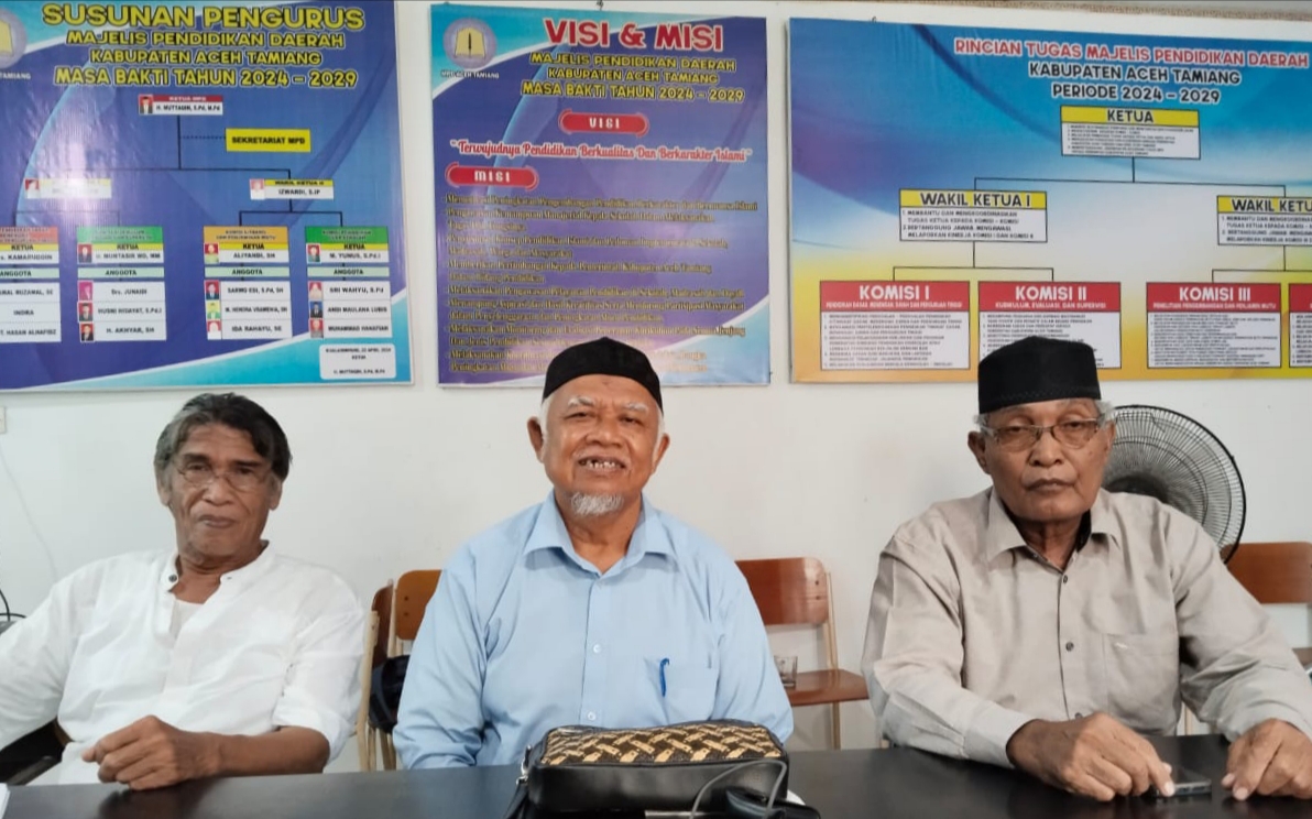 Ketua MPD Aceh Tamiang, H. Muttaqin, S.Pd, M.Pd didampinggi Wakil Ketua I, Mukhlis NT, MM dan Wakil Ketua II, Izwardi, SIP usai rapat pleno tahunan. (Foto: For Nukilan)
