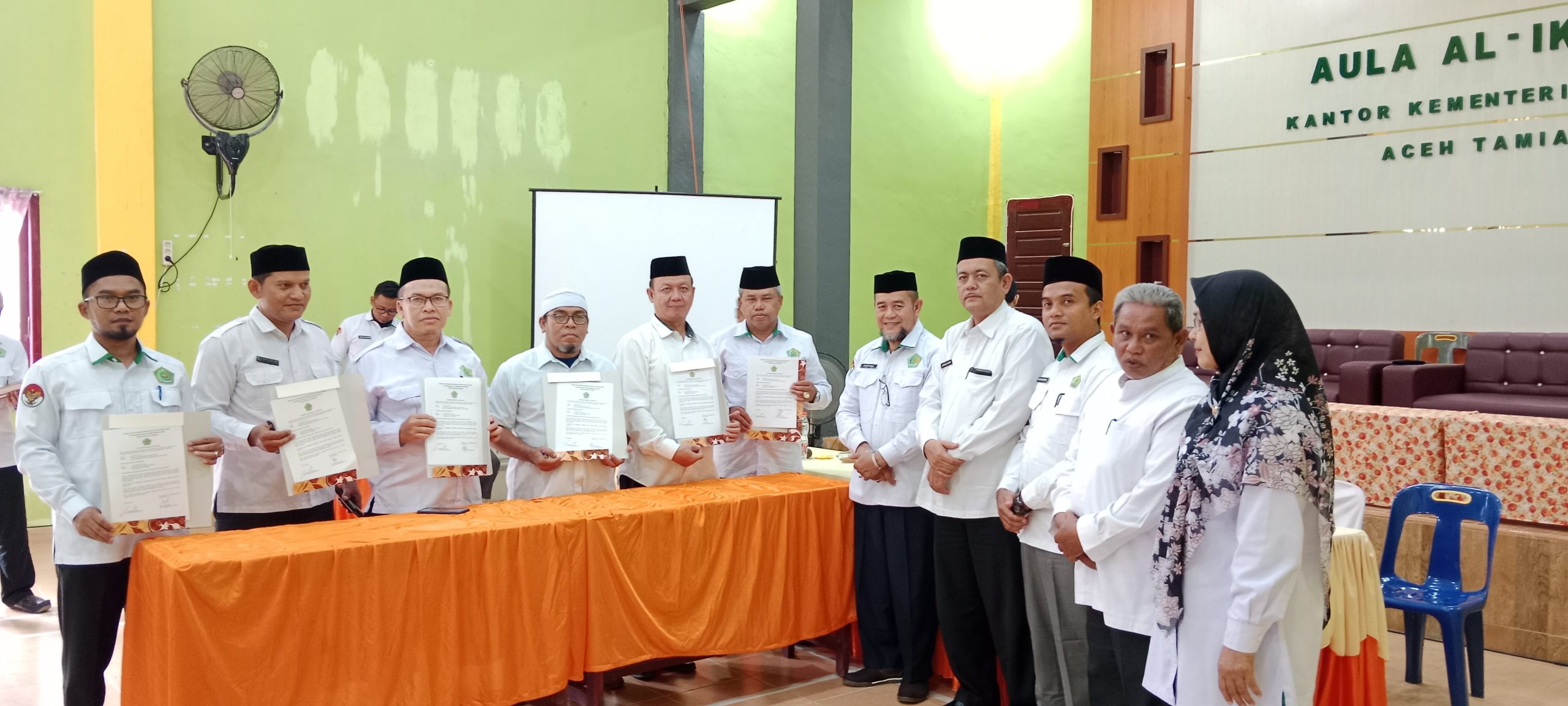 Para Kepala KUA, Madrasah, dan Kasi Kankemenag Aceh Tamiang Tandatangani Perjanjian Kerja 2025. (Foto: Kemenag Aceh)