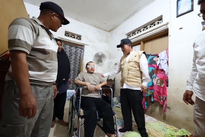 Warga Lamjame Terima Kursi Roda Bantuan Pemerintah Aceh. (Foto: Dinsos Aceh)