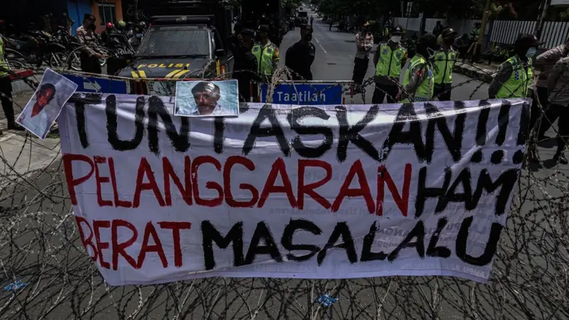 Ilustrasi - sejumlah mahasiswa melakukan aksi menuntut Jaksa Agung untuk menuntaskan kasus pelanggaran HAM Berat masa lalu, di Purwokerto, Jawa Tengah, Jumat (10/9/2021) (Foto: Antara/Idhad Zakaria)
