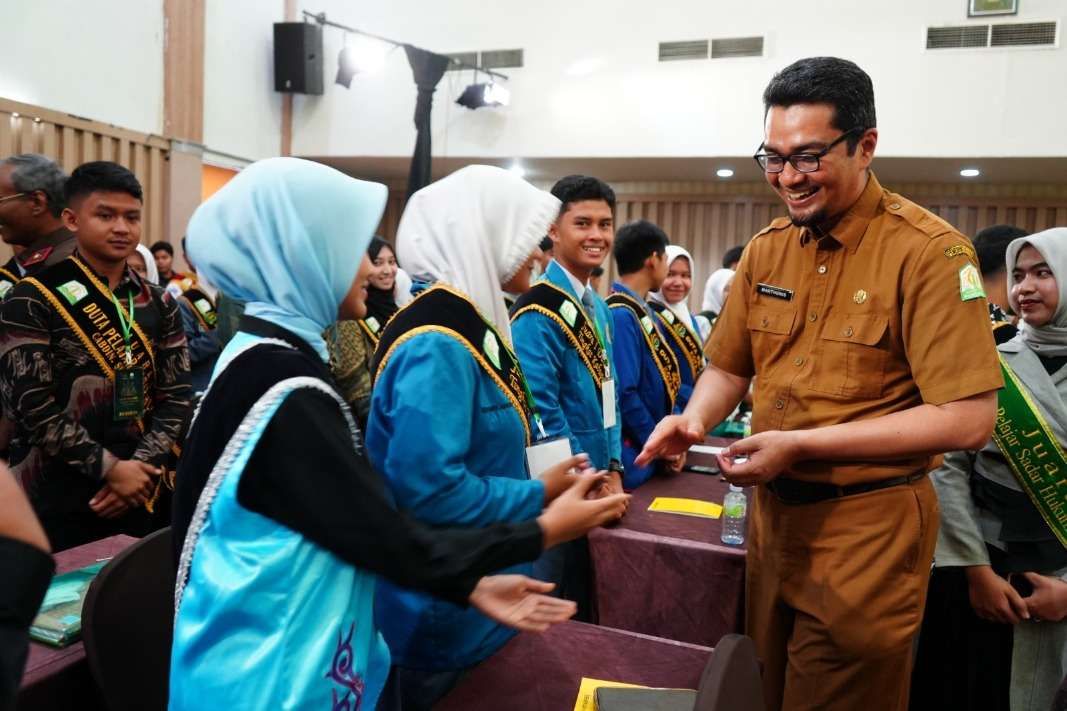 Kepala Dinas Pendidikan Aceh, Marthunis, saat memberikan Ucapan Selamat kepada 21 Pasangan Pelajar Aceh yang mengikuti Seleksi Duta Pelajar Sadar Hukum di Hotel Grand Nanggroe Banda Aceh. (Foto: RRI)