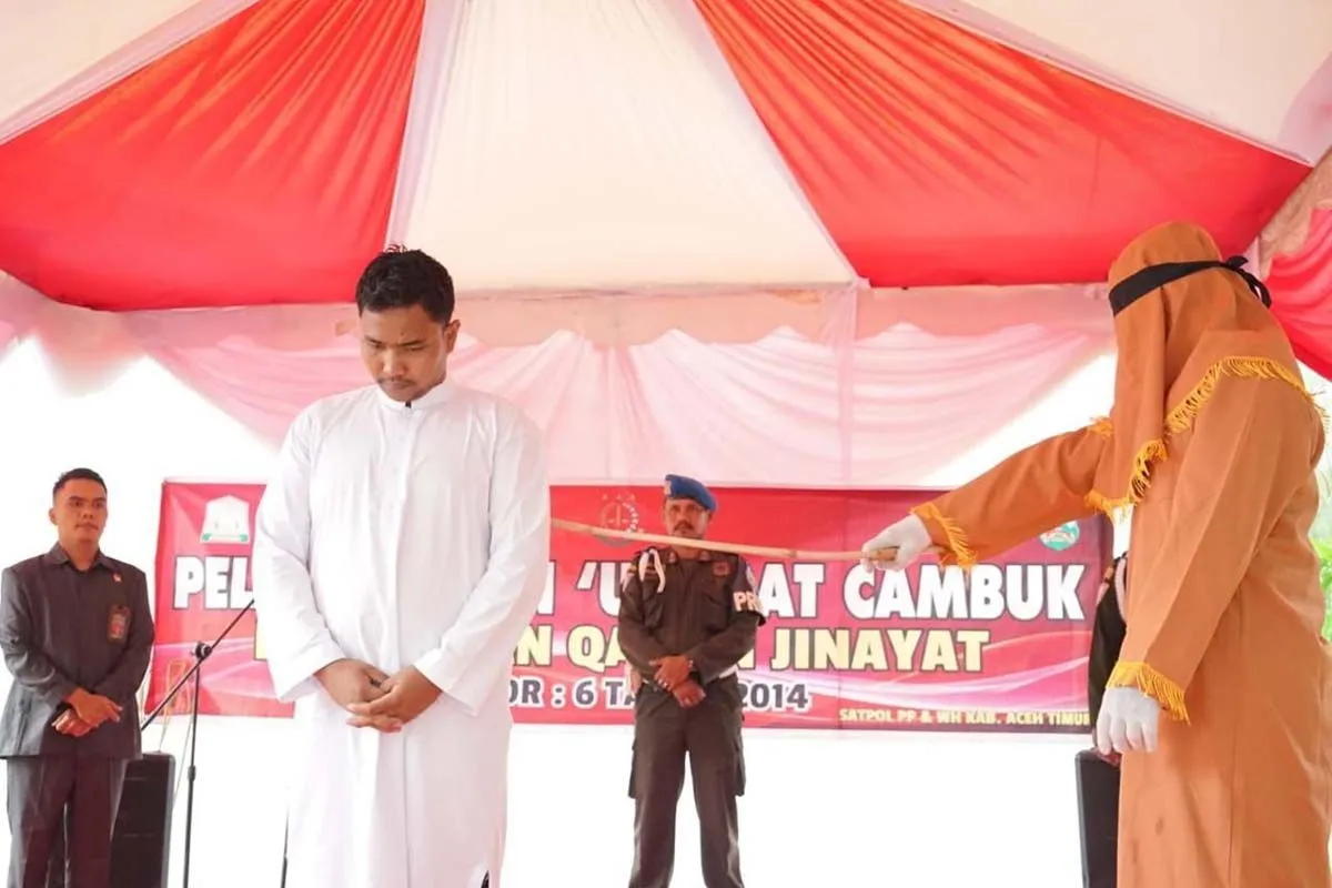 Tiga Terpidana Kasus Judi dan Khalwat Jalani Hukuman Cambuk di Aceh Timur. (Foto: ANTARA)