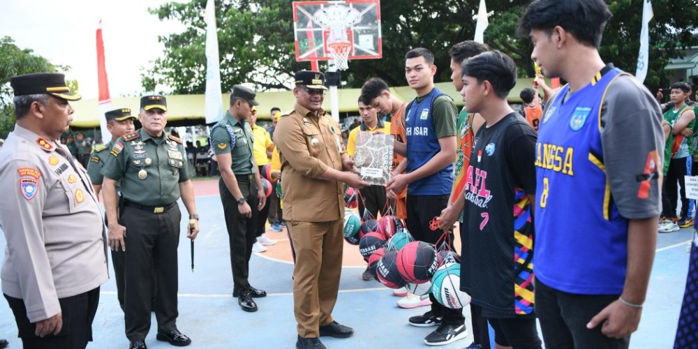 Pj Gubernur Aceh dan Pangdam IM Serahkan Piala Basket SMA se-Aceh. (Foto: MC Aceh)