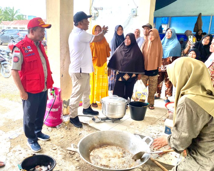 Kadis Muslem Cek Logistik Posko Pengungsian Banjir di Aceh Tamiang. (Foto: Dinsos Aceh)