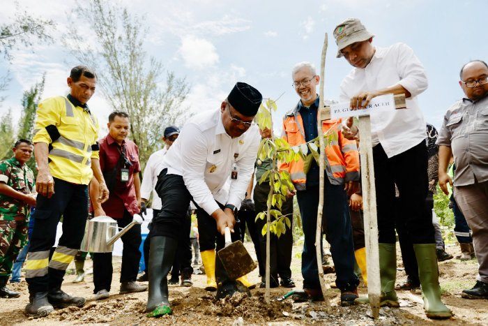 Pj Gubernur Aceh Lepas Bibit Ikan dan Tanam Pohon di Lhoknga. (Foto: Humas Aceh)