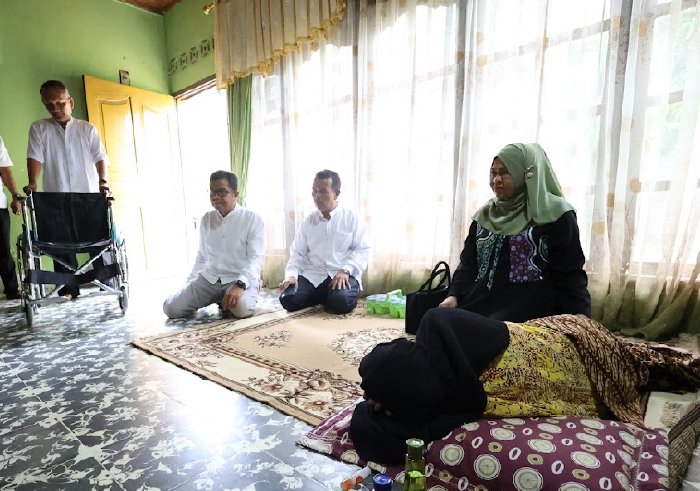 Janda Kurang Mampu di Lueng Bata Terima Bantuan Kursi Roda dari Dinsos Aceh. (Foto: Dinsos Aceh)