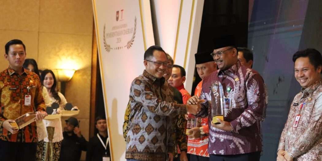 Pj. Gubernur Aceh, Dr. H. Safrizal ZA, M.Si, saat menerima penghargaan Apresiasi Kinerja Pemerintahan Daerah Tahun 2024 katagori Kesejahteraan Masyarakat yang diserahkan Oleh Mendagri RI, Muhammad Tito Karnavian. (Foto: Humas Aceh)