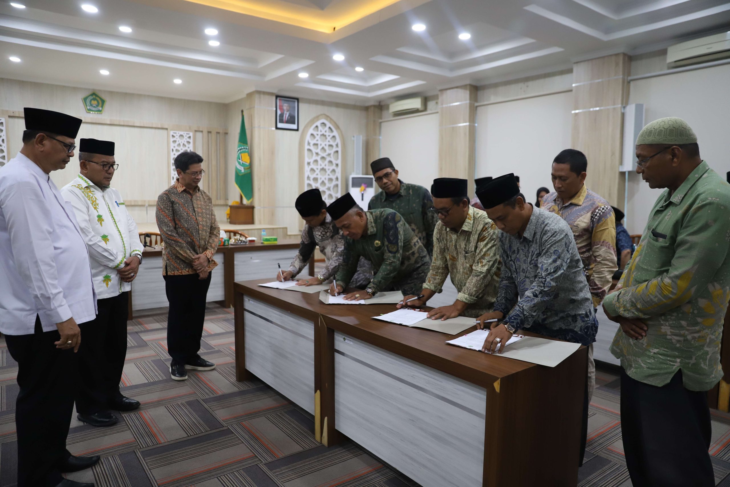 Kemenag Aceh Komitmen Wujudkan Pelayanan Terbaik
Oleh: Bambang Syahputra
Editor: Ari Binsar
28 Dec 2024 - 19:52
Takengon
whatsapp sharing buttonfacebook sharing buttontwitter sharing buttonsharethis sharing button
Kemenag Aceh Komitmen Wujudkan Pelayanan Terbaik
Kepala Kantor Wilayah Kementerian Agama Provinsi Aceh, Drs H Azhari, M.Si, bersama seluruh Kepala Kantor Kementerian Agama Kabupaten/Kota se-Provinsi Aceh melaksnakan penandatanganan Perjanjian Kinerja (Perkin) untuk tahun 2025 di Aula Kanwil Kemenag Aceh, Jumat (27/12/2024). Foto@ Humas Kemenag Aceh
KBRN, Banda Aceh : Kepala Kantor Wilayah Kementerian Agama Provinsi Aceh, Drs H Azhari, M.Si, bersama seluruh Kepala Kantor Kementerian Agama Kabupaten/Kota se-Provinsi Aceh melaksnakan  penandatanganan Perjanjian Kinerja (Perkin) untuk tahun 2025 di Aula Kanwil Kemenag Aceh, Jumat (27/12/2024).

"Perjanjian kinerja ini bukan sekedar seremonial, jadi ini juga menjadi bagian penting, betapa kita itu harus memberikan sesuatu yang bermanfaat buat masyarakat kita,  perjanjian kinerja ini menjadi bagian dari komitmen kita untuk bagaimana memberikan arti kehadiran kita di dalam masyarakat kita," kata Inspektur Jenderal Kementerian Agama Republik Indonesia, Dr Faisal Ali Hasyim SE MSi CA CSEP QIA yang turut menyaksikan kegiatan tersebut.

 "Saya berharap kinerja kita di 2025 nanti tentu akan lebih baik lagi dari pada tahun-tahun sebelumnya, tentu itu yang menjadi konsen kita. jadi saya kira yang pertama perjanjian kinerja ini menegaskan kesadaran dan tanggung-jawab kita terhadap komitmen kita untuk memberikan hasil yang terbaik," Kata Irjend Faisal

 Ia menegaskan, perjanjian kinerja itu betul-betul bukan hanya menghabiskan anggaran, tapi apa yang telah bapak perjanjikan nanti itu betul-betul bisa diwujudkan, nah oleh karena itu, saya kira perjanjian kinerja ini juga menjadi bagian komunikasi antara kita di bawah kita jadi sama tadi pak kanwil menilai keberhasilan bapak ibu sekalian itu dari capaian kinerja

 Azhari dalam sambutannya mengatakan bahwa pelaksanaan penandatanganan perjanjian  kinerja tahun 2025 ini merupakan sebuah agenda yang harus kita laksanakan meskipun kinerja kita di akhir tahun nanti.  pola yang akan kita suguhkan atau kita laksanakan sesuai dengan anggaran dan juga ada pekerjaan yang tidak berbasis anggaran, jadi kinerja ini bisa jadi yang tertuang dalam anggaran dalam DIPA dan ada juga hal-hal yang bisa dilaksanakan anggarannya dengan jadi apa namanya mandiri

 "Dengan dilaksanakannya Perkin ini, Kementerian Agama Provinsi Aceh berkomitmen untuk meningkatkan kualitas pelayanan kepada masyarakat dan memperkuat peran Kementerian Agama dalam membangun Aceh yang lebih religius, sejahtera, dan beradab," jelasnya.[]
