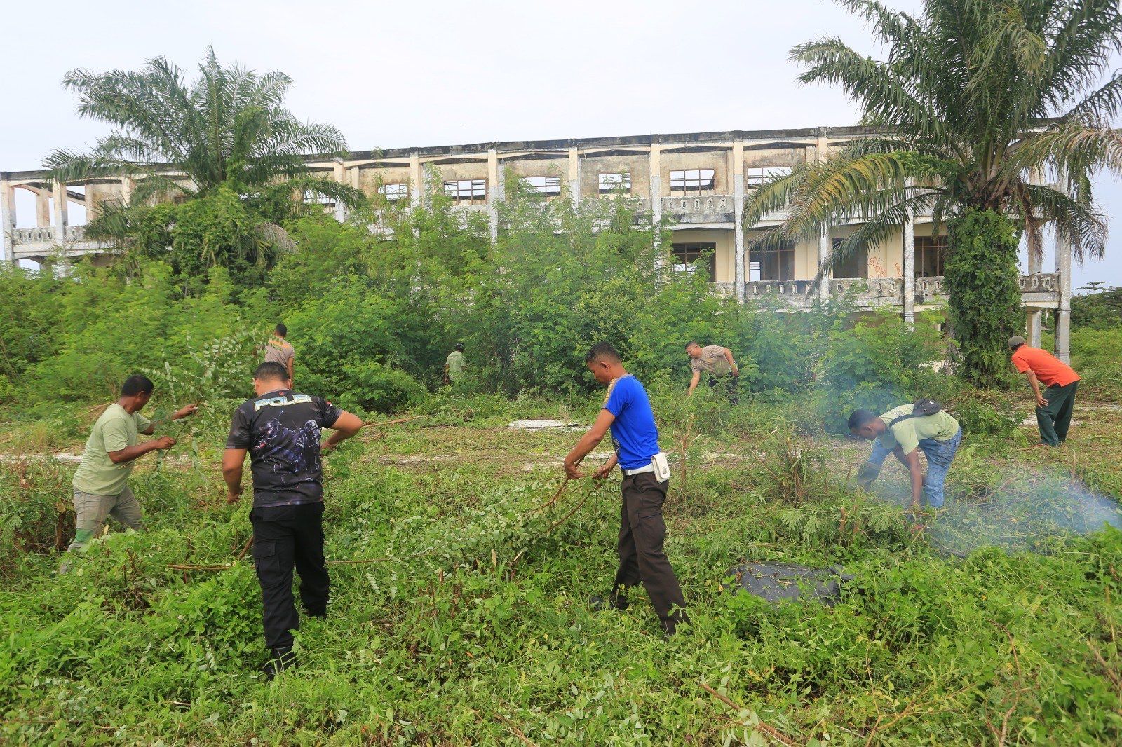 TNI-Polri dan Masyarakat Bersih-Bersih Kuburan Massal Tsunami Aceh, Sambut 20 Tahun Peringatan. (Foto: RRI)