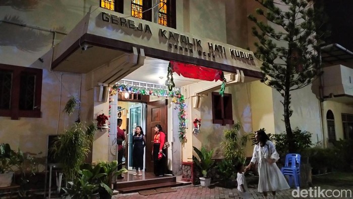 Umat Kristiani di Aceh Beribadah Nyaman Saat Misa Malam Natal. (Foto: Detik.com)