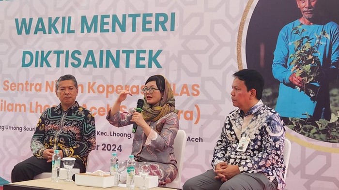 Wakil Menteri Diktisaintek Prof. Stella Christie dan Rektor Universitas Syiah Kuala Prof Marwan. (Foto: For Nukilan)