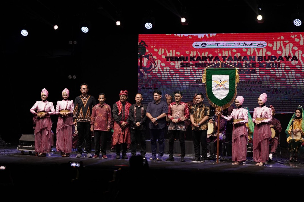 Kadisbudpar Aceh saat penutupan Kegiatan Temu Karya Taman Budaya se-Indonesia . (Foto: Disbudpar Aceh)