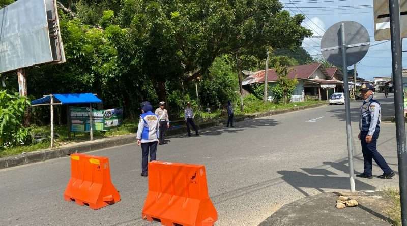 Sat Lantas Polres Aceh Jaya saat melakukan Pengaturan Lalu Lintas Untuk Cegah Pelanggaran dan Laka Lantas. (Foto: Polres Aceh Jaya)