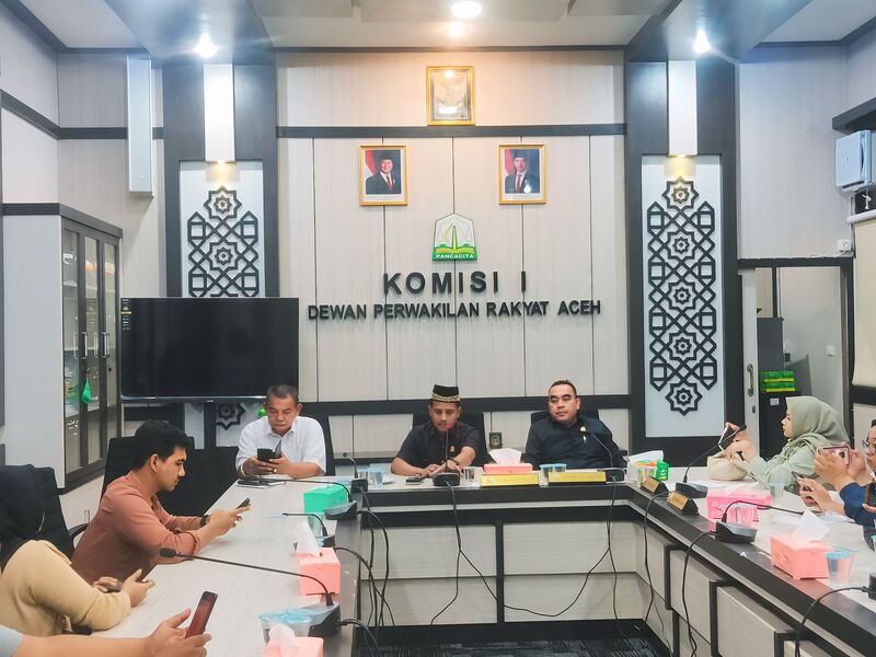 Ketua Komisi I DPR Aceh, Tgk. H. Muharuddin (tengah) saat konferensi pers rapat koordinasi terkait pelantikan Gubernur/Wakil Gubernur Aceh Terpilih. (Foto: Nukilan/Rezi)