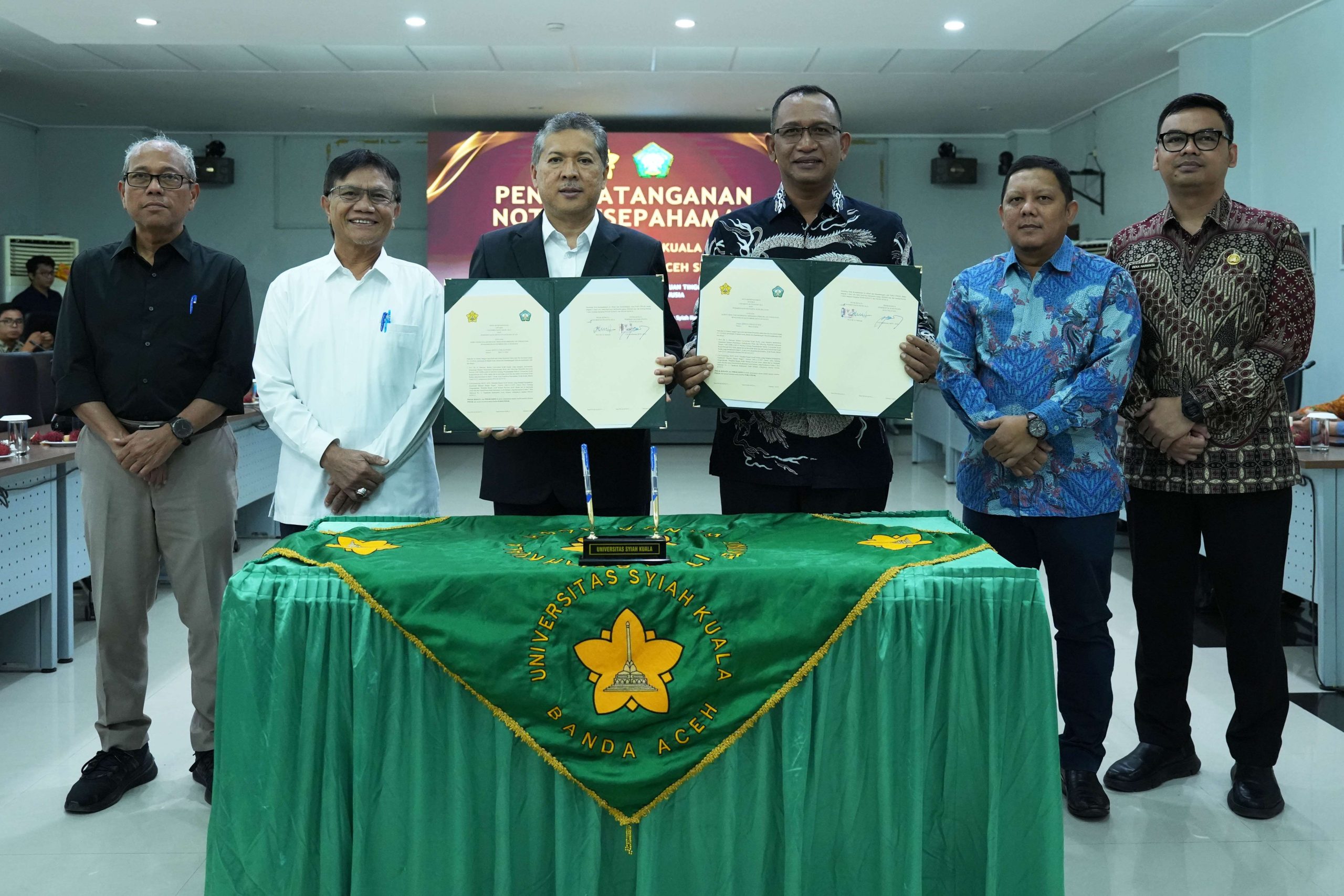 Rektor USK, Prof. Dr. Ir. Marwan bersama Pj. Bupati Aceh Selatan, Cut Syazalisma, S.STP menandatangani naskah kerjasama bidang tri dharma dan pengembangan SDM di ruang Balai Senat, Selasa 31 Desember 2024. (Foto: Humas USK)