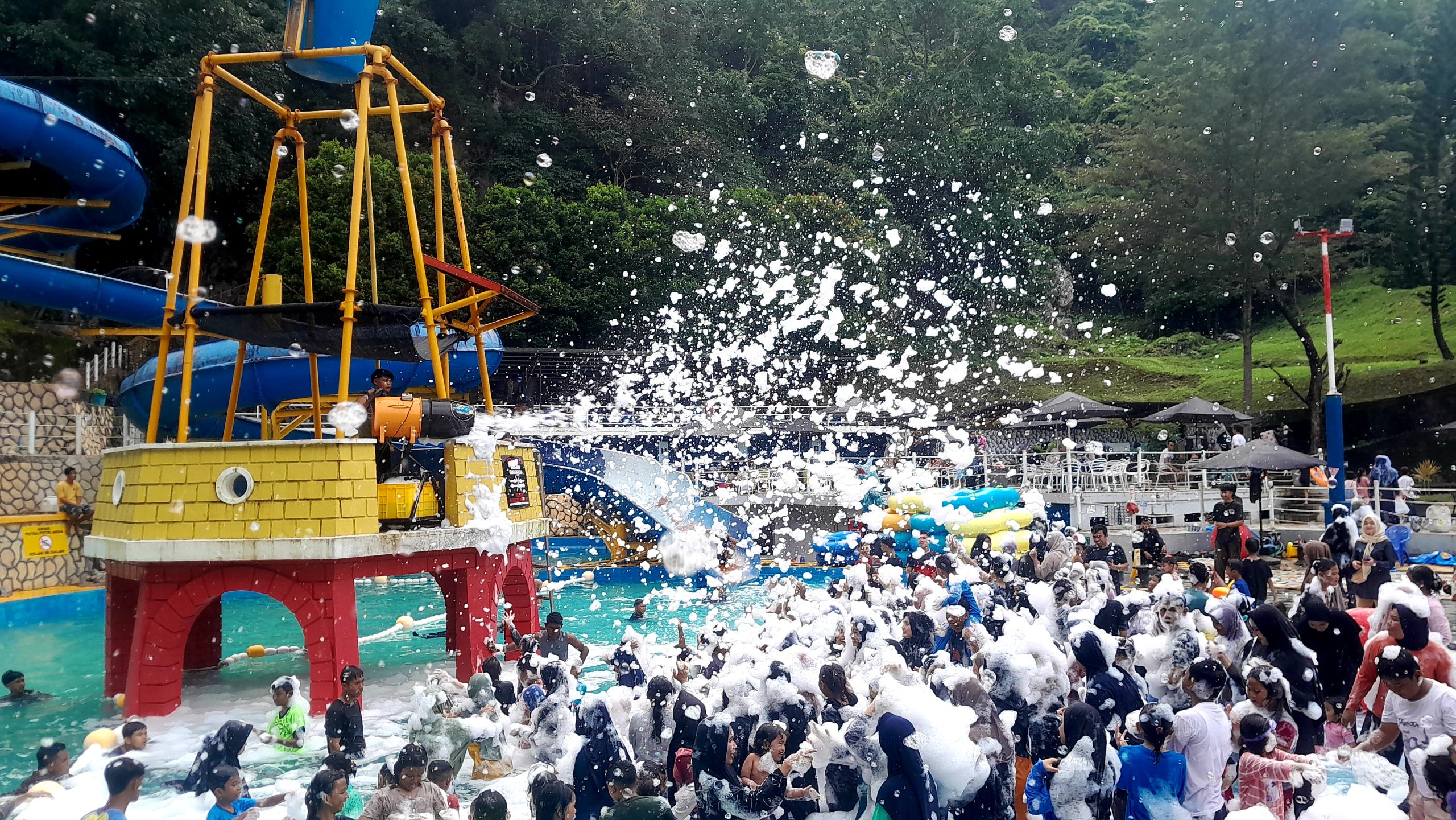 Suasana anak-anak sedang mandi uap di The Hillside Waterpark Mata Ie. (Foto: Nukilan)