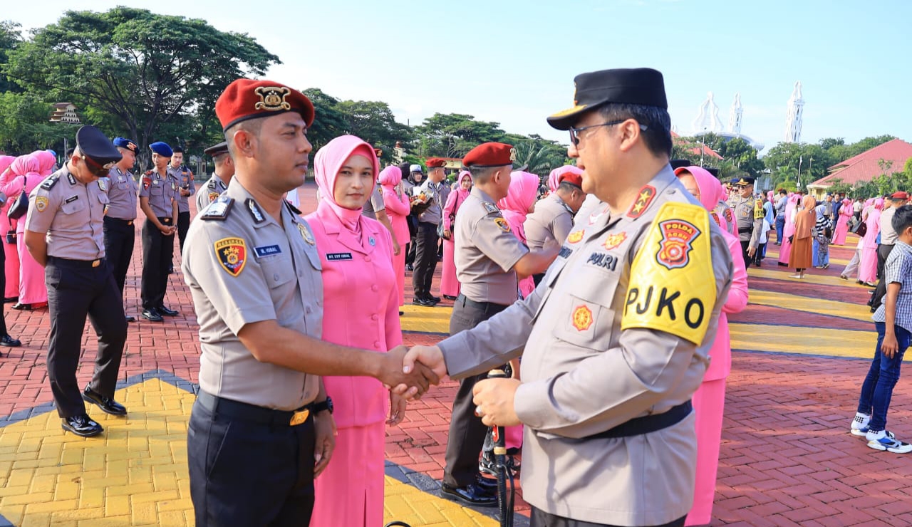 Kapolda Aceh, Irjen Pol Achmad Kartiko memberi ucapan selamat kepada personil yang naik pangkat. (Foto : Dok. Polda Aceh)
