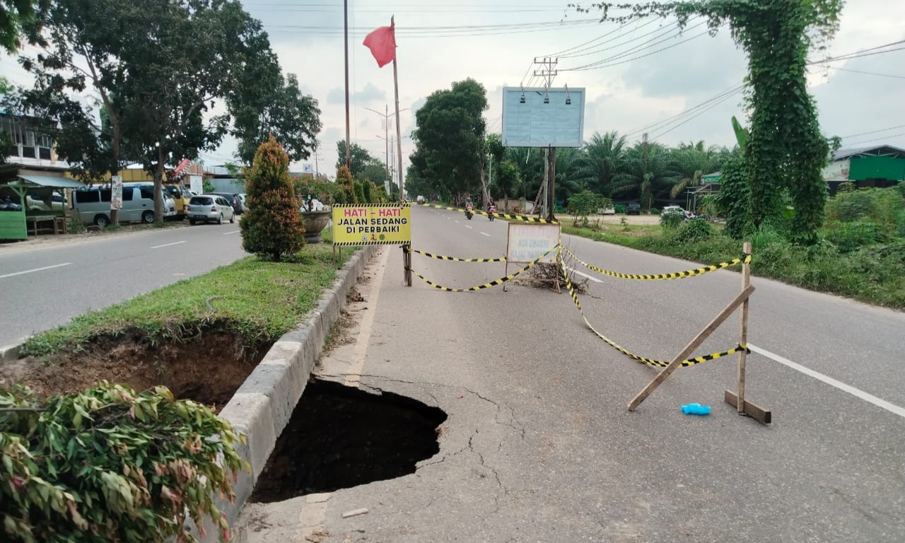 Ruas Jalan Nasional di Aceh Tamiang Amblas. (Foto: KabarTamiang.com)