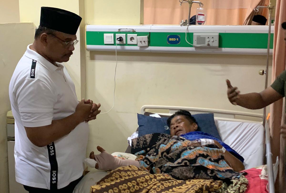 Pj Gubernur Aceh, Safrizal ZA saat menjenguk Muslem Ulka, wartawan Media NAD di RSUZA Banda Aceh, Sabtu 25 Januari 2025. (Foto: KBA)