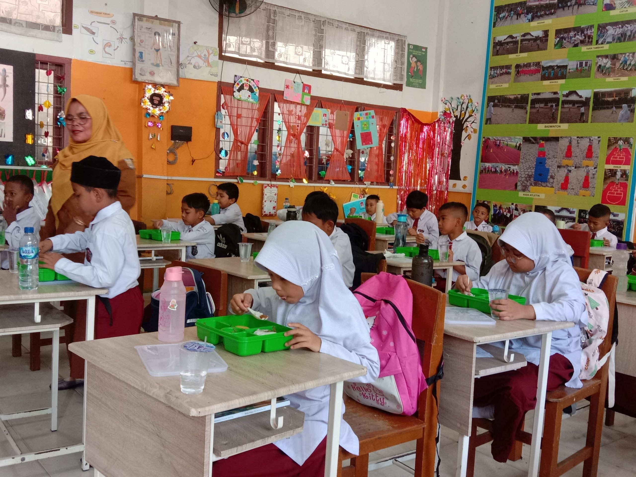 Pelajar di SDN 56 Lamlumpang, Banda Aceh saat makan siang program Presiden Prabowo. (Foto: Nukilan/Rezi)