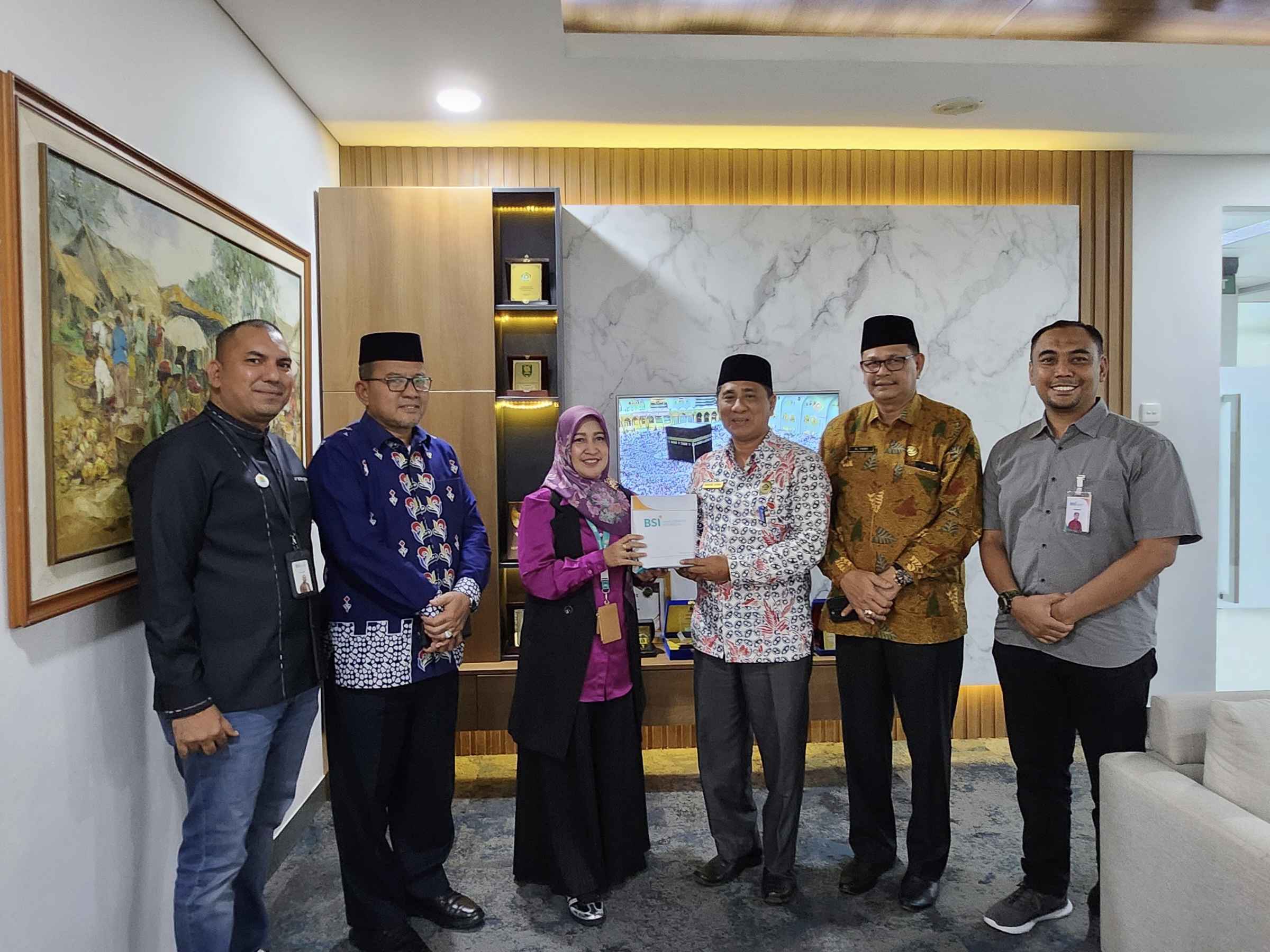 Kanwil Kemenag Aceh Terima Donasi dari BSI untuk Peringatan HAB ke-79. (Foto: Kemenag Aceh)