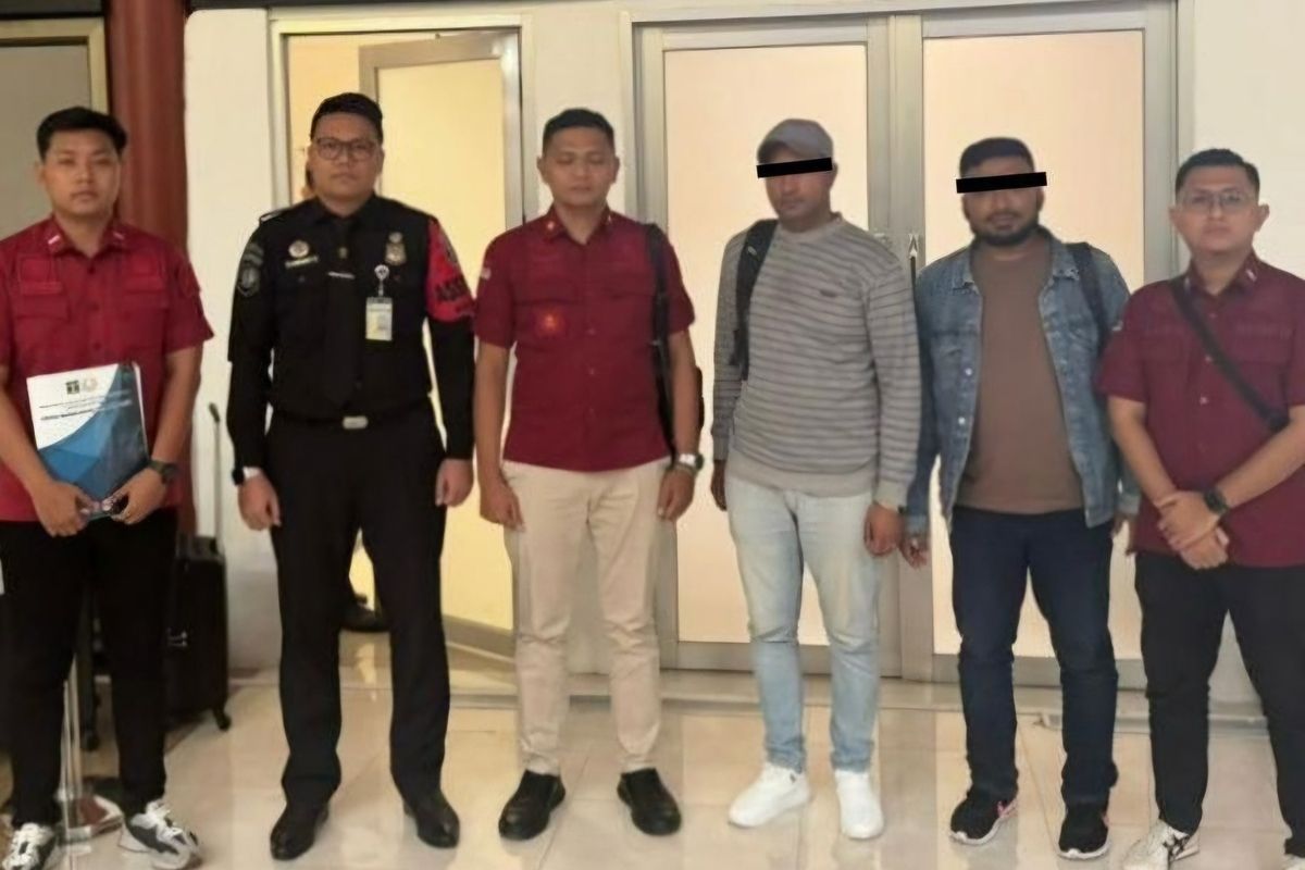 Dua Warga Pakistan Dideportasi dari Aceh karena Berjualan Kaligrafi. (Foto: Kompas.com)