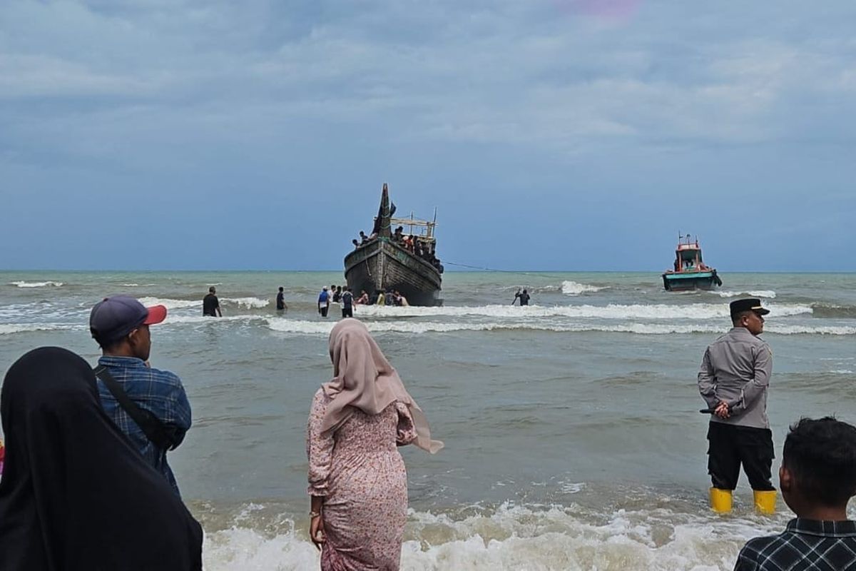 76 Imigran Rohingya Mendarat di Aceh Timur Setelah Terombang-ambing di Laut. (Foto: Kompas.com)