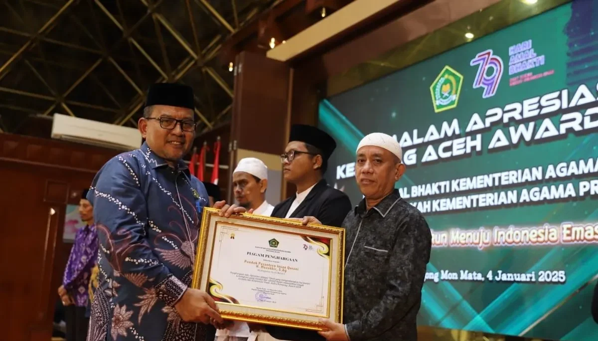 Pimpinan Dayah Insan Qurani Aceh Besar Ustadz Muzakkir Zulkifli menerima penghargaan dari Kepala Kantor Wilayah Kemenag Aceh Azhari dalam acara Kemenag Aceh Award. (Foto: ANTARA)