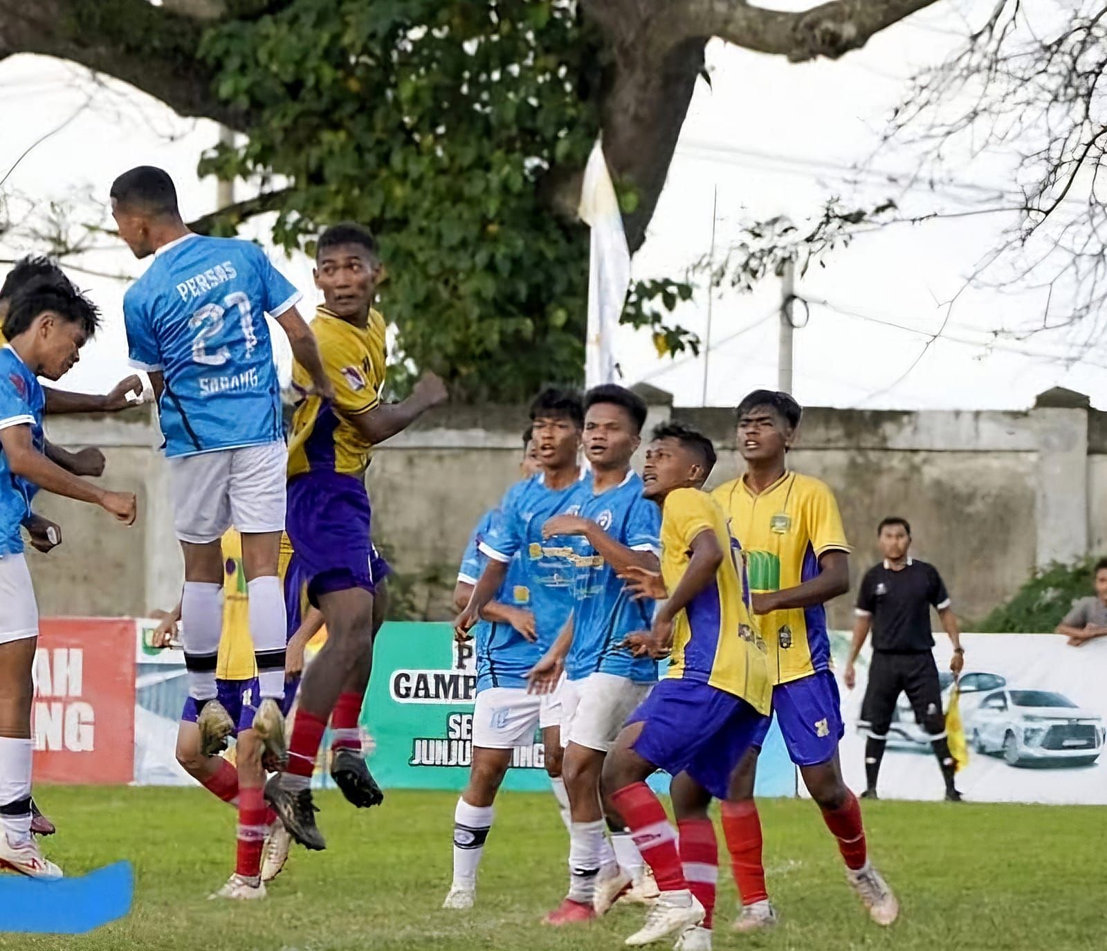 Pemain PSAB (kostum kuning-biru) dan pemain Persas Sabang (kostum biru-putih) saling berebut bola, pada laga pembuka Liga 4 Aceh, di Stadion Sabang Meraoke, Kota Sabang, Sabtu (25/1/2025) sore. (Foto: DOK PSAB)