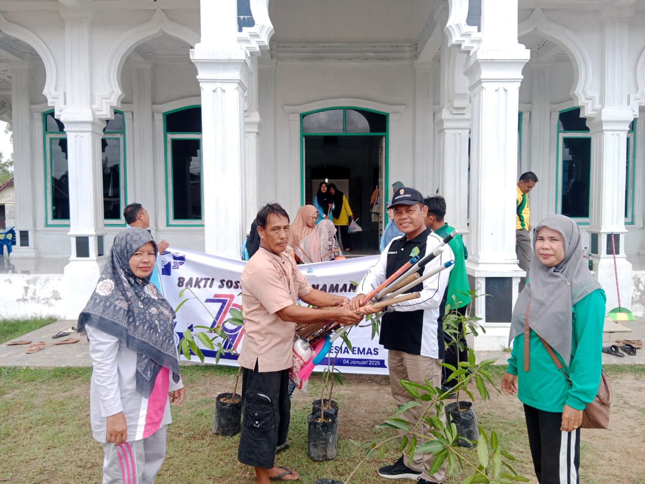 Peringati Hari Amal Bakti ke-79, Kemenag Aceh Singkil Gelar Bakti Sosial dan Tanam Pohon
