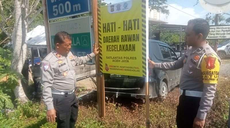 Titik Rawan Kecelakaan di Aceh Jaya Dipasang Spanduk Peringatan. (Foto: RRI)