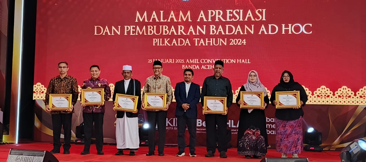 Kakankemenag Banda Aceh Terima Penghargaan dalam Malam Apresiasi Pilkada 2024. (Foto: Kemenag Aceh)