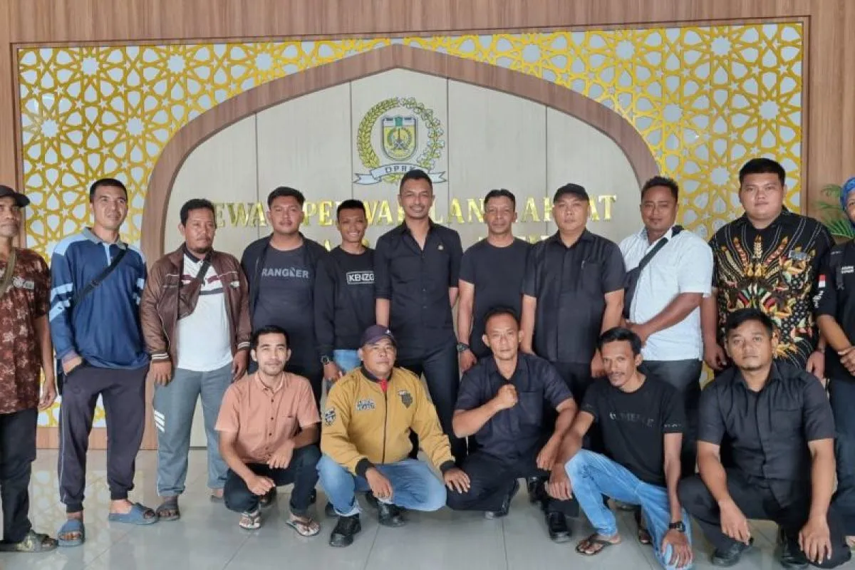 Petugas pasar Aceh dan Al Mahirah saat mengadu ke DPRK Banda Aceh terkait gaji yang tak dibayarkan. (Foto: ANTARA)
