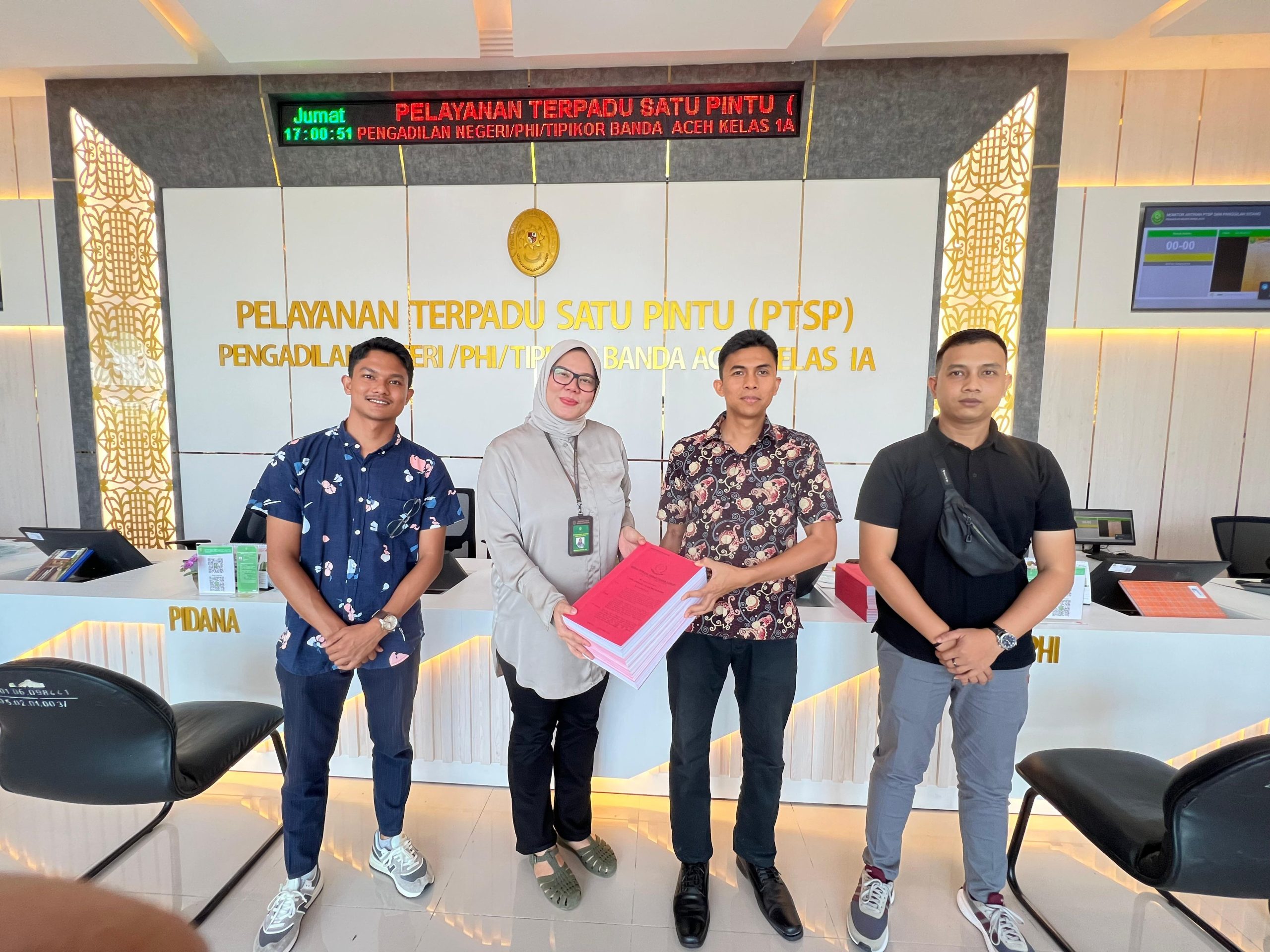 Proses penyerahan berkas perkara dugaan korupsi PT PSM. (Foto: Dok. Kejari Sabang)