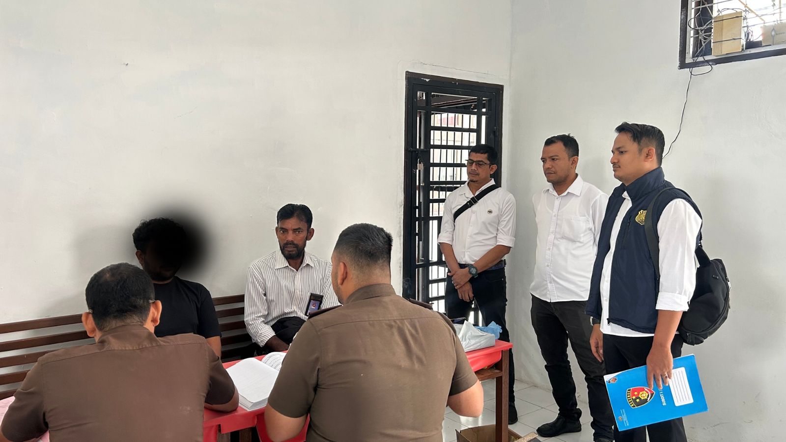 Kejari Aceh Besar Terima Tersangka Kasus BBM Subsidi 