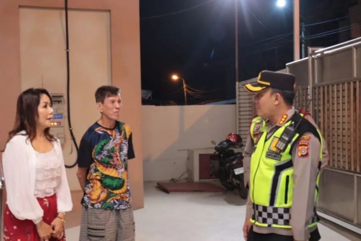 Kapolresta Banda Aceh, Kombes Pol Fahmi Irwan Ramli saat berbincang-bincang dengan warga Tionghoa disela-sela peninjauan Vihara, di Banda Aceh. (Foto: ANTARA)