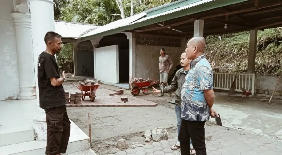 Irpannusir Apresiasi Pembangunan Paving Block di Mesjid Panton Luas. (Foto: ANTARA)
