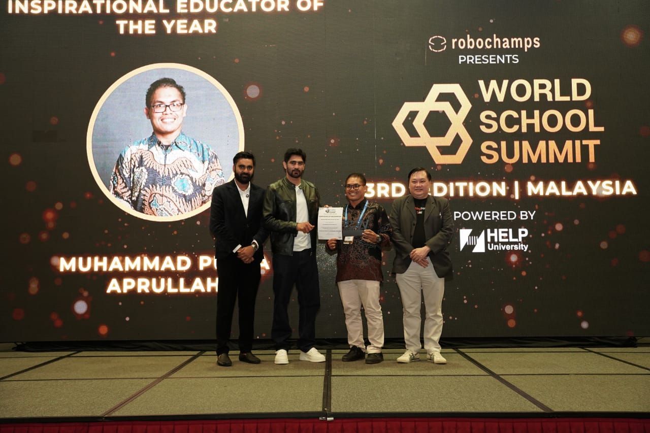 Muhammad Putra Aprullah, guru di MAN 1 Banda Aceh, mencatat prestasi membanggakan dengan meraih penghargaan internasional Inspirational Educator of The Year pada ajang International School Award (ISA) 2025.. (Foto: Kemenag Aceh)