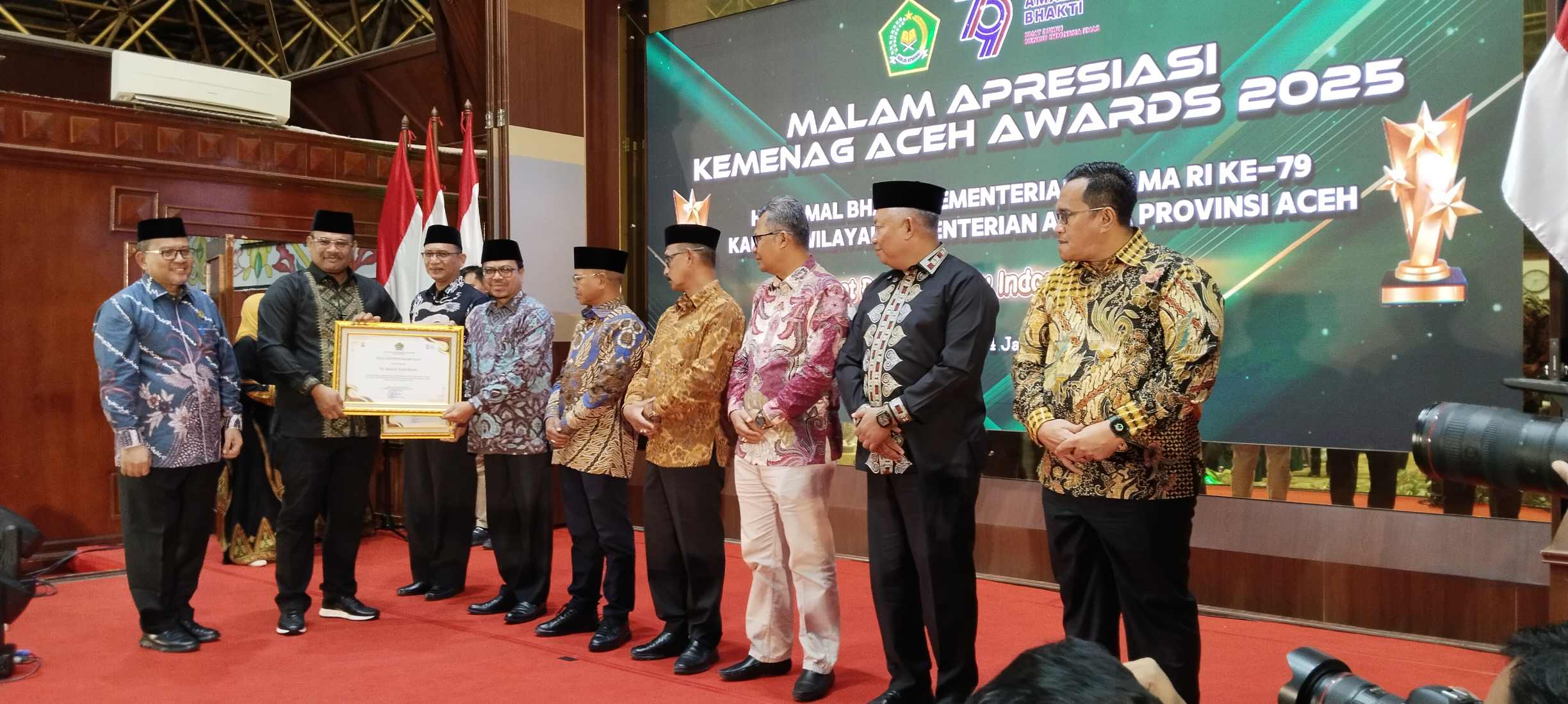 Kakanwil Kemenag Aceh Anugerahkan Penghargaan pada Ajang Kemenag Award 2025. (Foto: Kemenag Aceh)