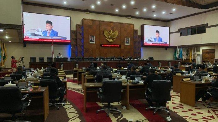 Ketua Panja Tatib DPRA, Tgk Anwar Ramli, saat membacakan rancangan Peraturan DPR Aceh tentang Tatib DPR Aceh dalam rapat paripurna di gedung DPR setempat. (Foto: SerambiNews)