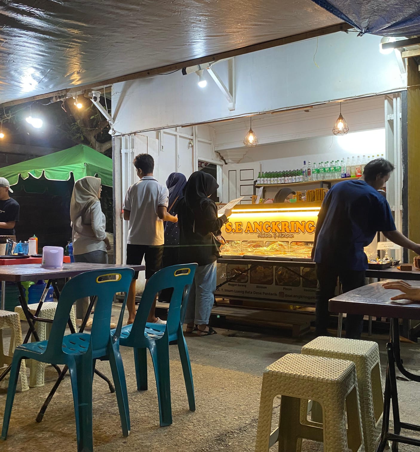 Pengunjung yang sedang memilih menu di SE Angkringan. (Foto: Nukilan)