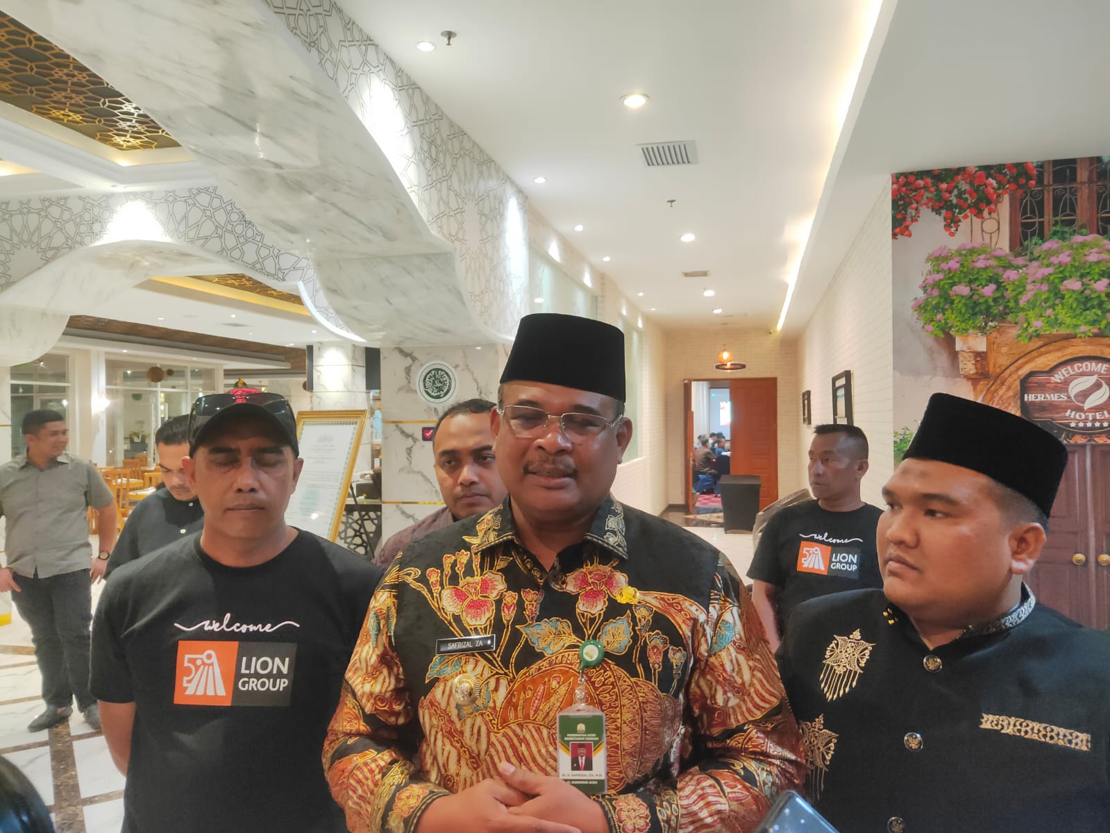 Pj Gubernur Aceh, Safrizal ZA disela acara Aceh Investment Opportunities 2025 yang digelar oleh KPA)Luar Negeri di Hermes Palace Hotel, Banda Aceh, pada Minggu 5 Januari 2025. (Foto: Nukilan/Rezi)