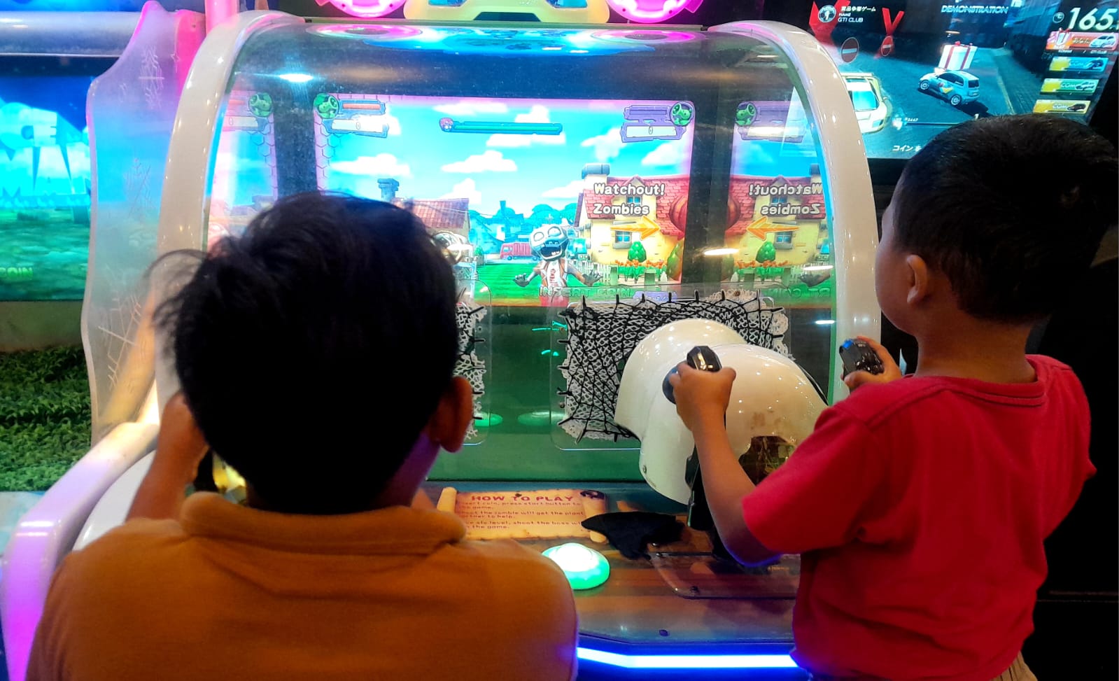Potret pengunjung sedang bermain di wahana Amazone. (Foto: Nukilan)