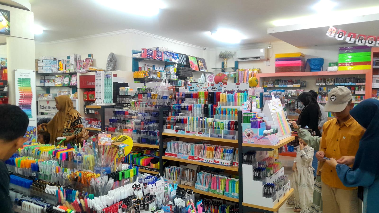 Toko New Zikra Books & Stationery Ramai Pengunjung Jelang Awal Sekolah. (Foto: Nukilan)