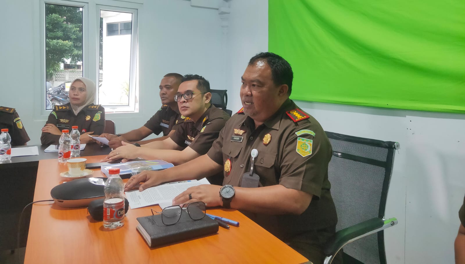 Kepala Kejaksaan Negeri Banda Aceh, Suhendri dalam konferensi pers capaian kinerja tahun 2024 di Kantor Kejaksaan Negeri setempat, pada Selasa 7 Januari 2025. (Foto: Nukilan/Rezi)